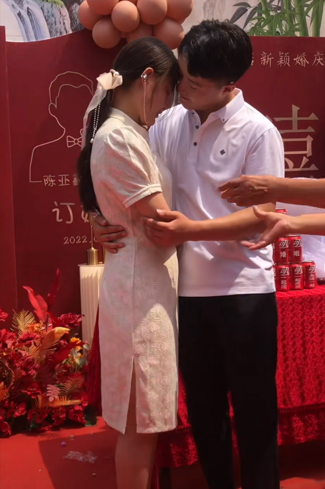 男生太羞涩了怎么办，男孩子羞涩怎么办（网友：一看就是相亲认识的）