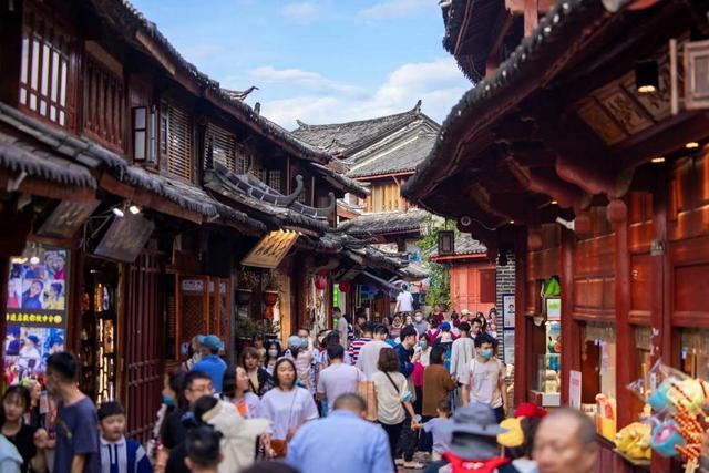 云南丽江古城，夏季避暑胜地，云南丽江古城游客破六万人！
