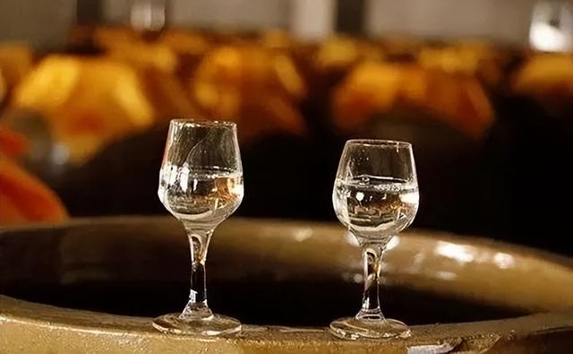 自己在家怎么酿造白酒，酿造白酒工艺流程（了解下自酿酒这些危害和注意事项能帮助你）