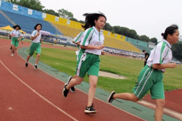 八百米怎么跑不累，跑八百怎样不累（体育老师公认的“跑步法”）
