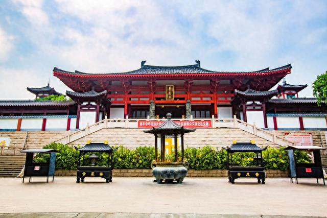 北海有一座普度寺，环境清幽，是冠头岭国家森林公园下的祈福圣地