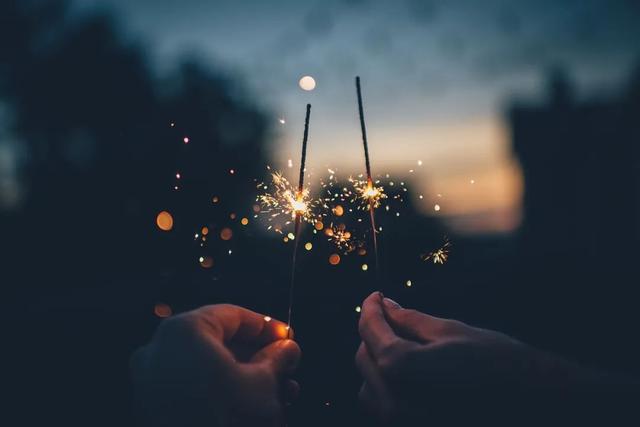 适合新年发朋友圈的句子，新年朋友圈（100句除夕文案）