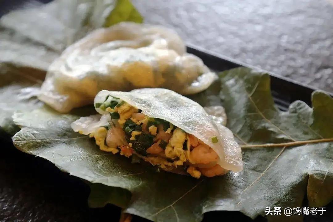 在桲椤树的叶子表面抹上淀粉和面粉调和而成的糊糊,然后再裹上馅料