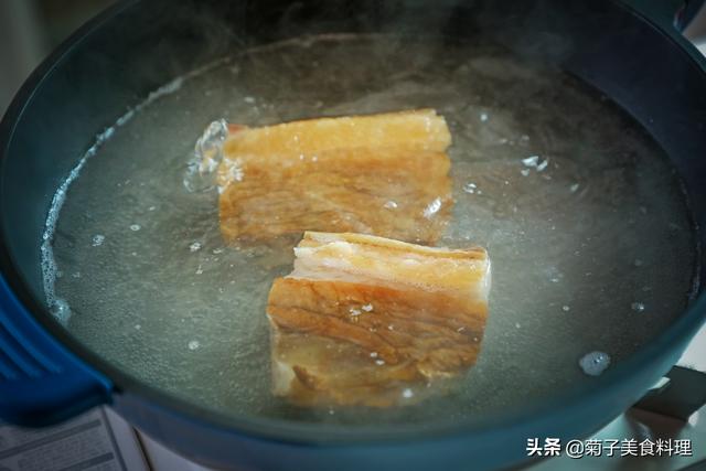 腊肉炒蒜苗做法，蒜苗炒腊肉的做法（年夜饭炒菜之蒜苗炒腊肉）
