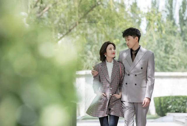 北美大灰狼是什么梗，北美灰狼为什么这么大（嘟嘴索吻、牵手搂抱、时刻黏在一起）