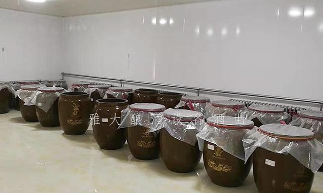 酿酒设备多少钱，酿酒小型酿酒设备一套多少钱（2023回家开个小酒坊）