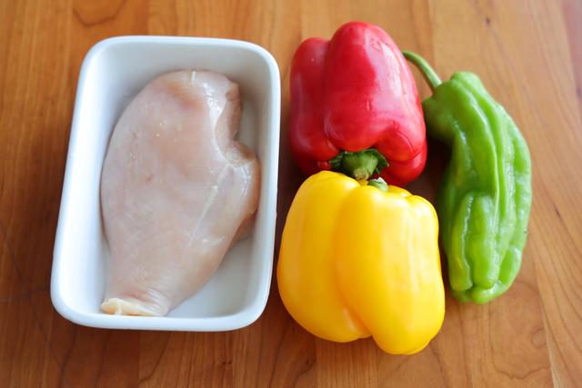 彩椒炒鸡胸的做法，辣椒炒鸡胸肉家常做法（过年要试试这道家常菜）