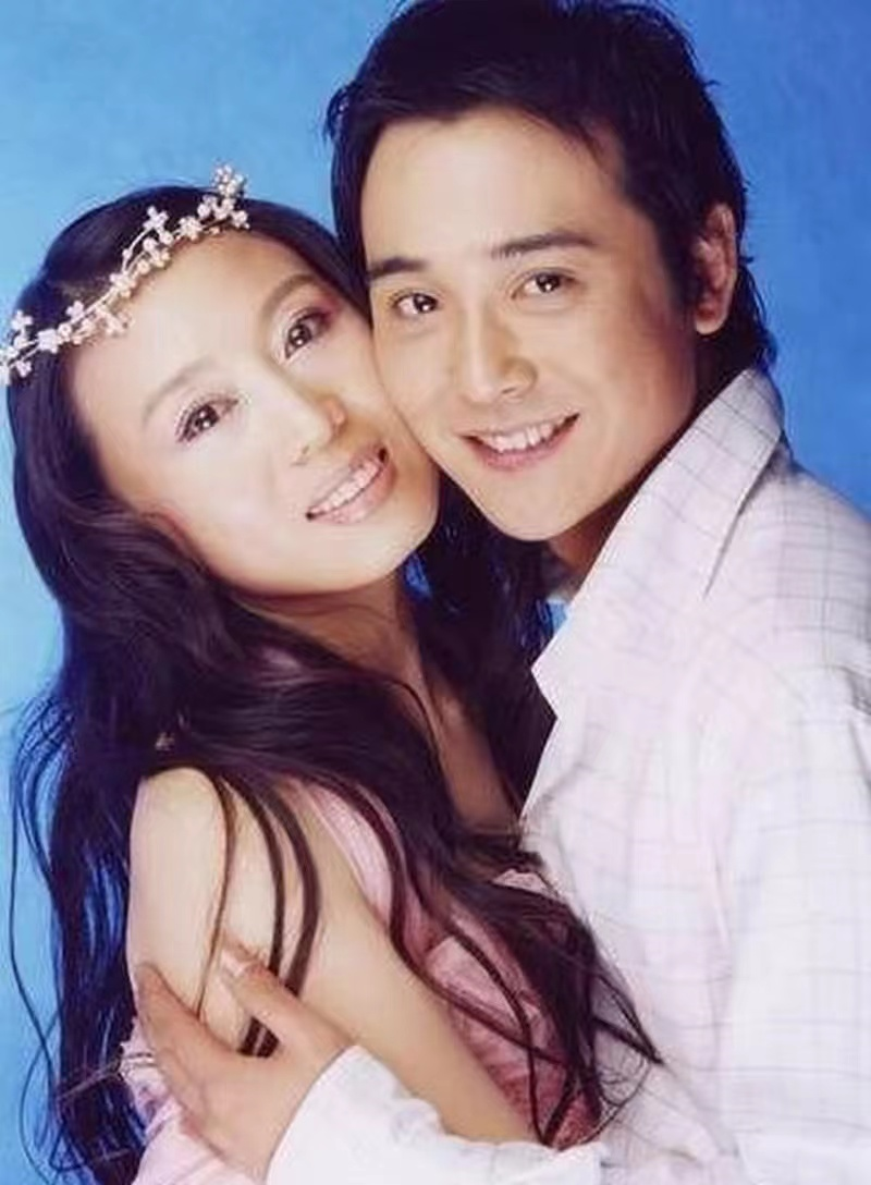 俊朗(吴琼和小15岁老公外出聚餐) - 火句子