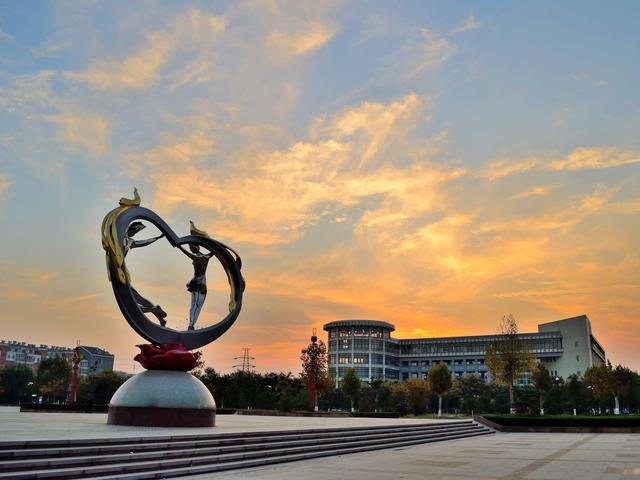 菏泽学院图书馆，大美菏泽风景（菏泽学院与潍坊学院分析对比）