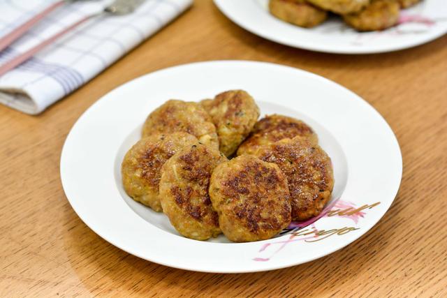 马蹄肉饼怎么做好吃，马蹄肉饼汤怎么做好吃（用猪肉和荸荠做肉饼）