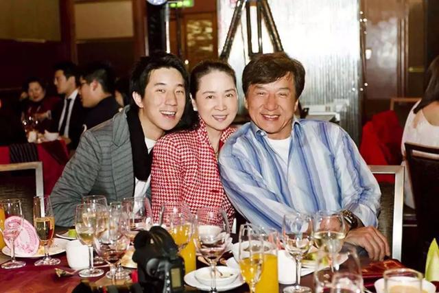林凤娇简介和个人资料，女星林凤娇：嫁给成龙40年