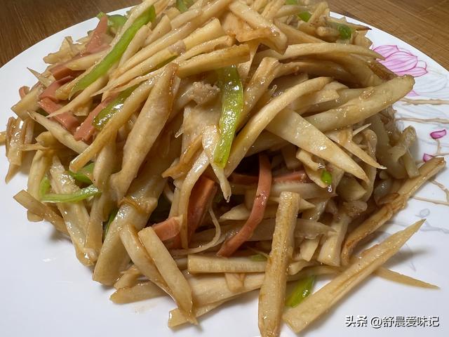 火腿肠怎么炒好吃，如何炒火腿肠才好吃（清炒藕丝在家这样做）