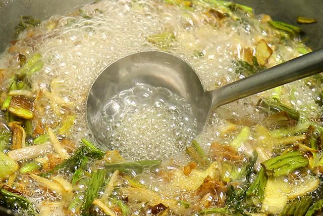 猪油有异味怎么去除，猪油有骚味怎么处理（猪油白净香浓没腥味）