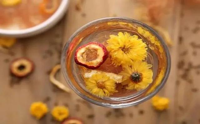 皇菊茶的功效与作用，菊花茶的功效（夏季清心安神 常饮菊花药茶）