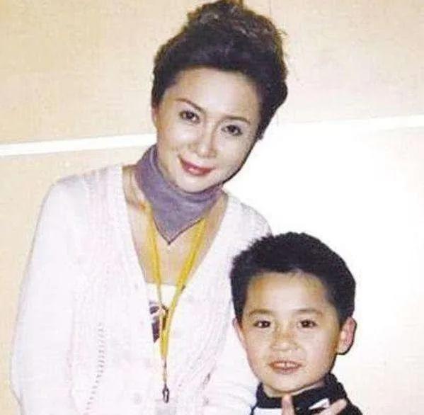 蔡明的丈夫是谁，蔡明和丈夫结婚了吗（演员蔡明：24岁嫁丁秋星）