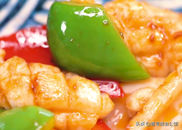 彩椒怎么做好吃，彩椒怎么做好吃又简单（鲜嫩鱿鱼搭配彩椒一起炒）