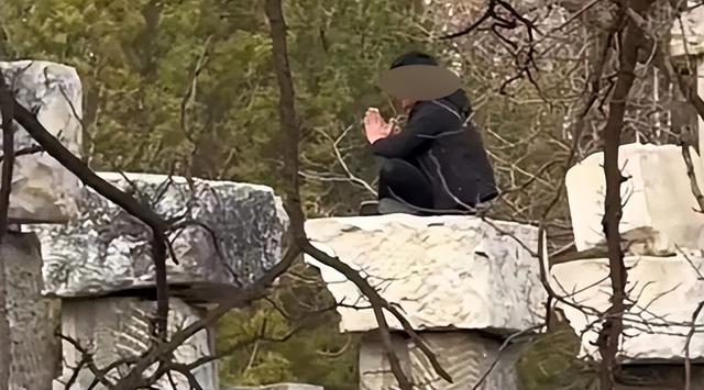 游客在圆明园攀爬遗址，圆明园 搭帐篷（攀爬圆明园遗址游客被列入黑名单）