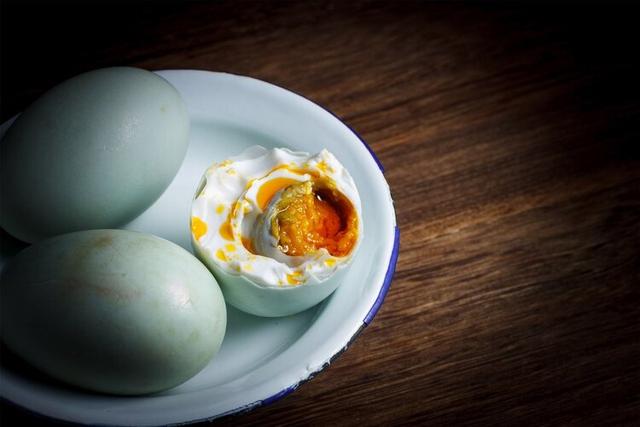 皮蛋可以放多久，切开的皮蛋可以放多久（皮蛋被外媒评为“最恶心食物”）