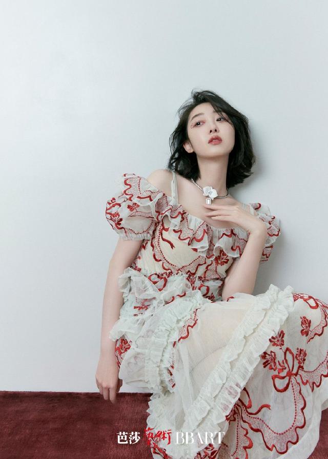 蒋梦婕最新时尚大片 撞脸周冬雨