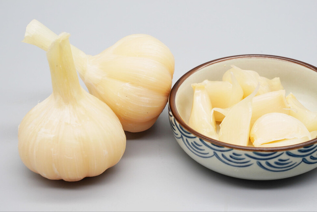 白酒泡大蒜有什么功效，白酒泡大蒜有什么作用（切忌直接放调料）