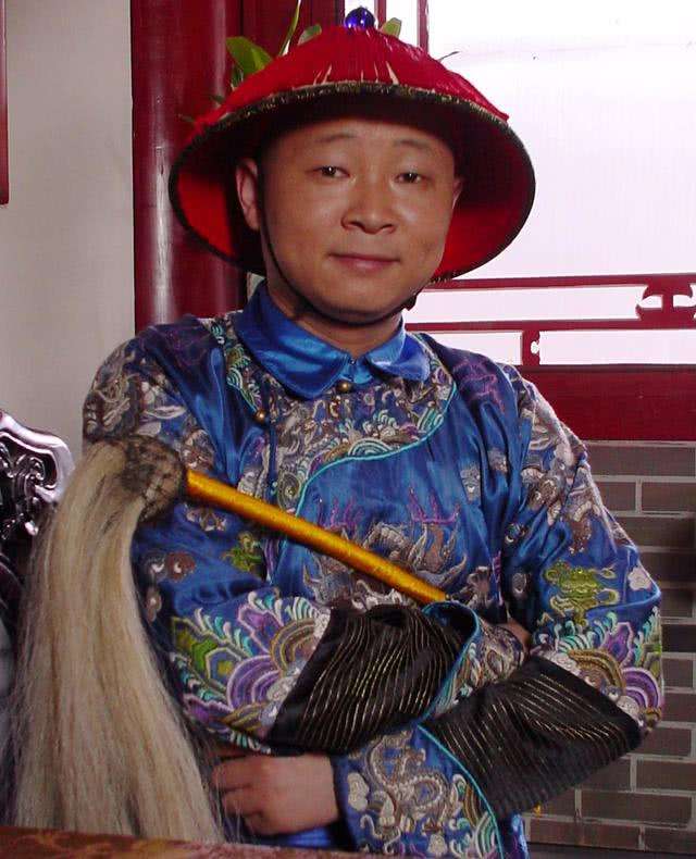 "三德子"赵亮:从演员变身养鸡大户,娶小15岁名模如今身价上亿