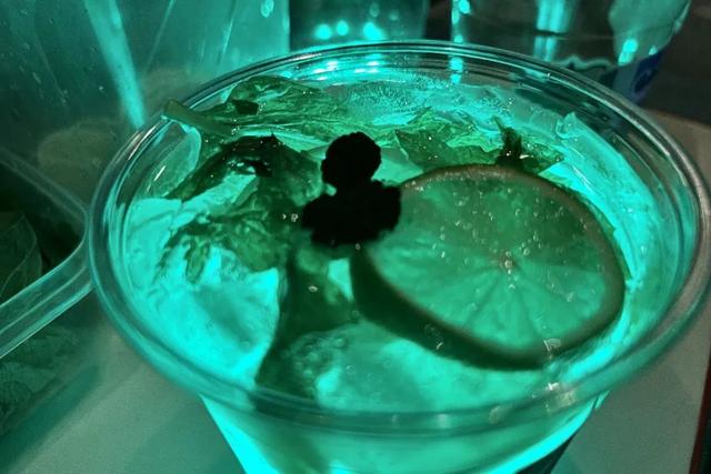 一句话霸气欢迎词，一句话欢迎词口号（三色路啊，就是不夜城）