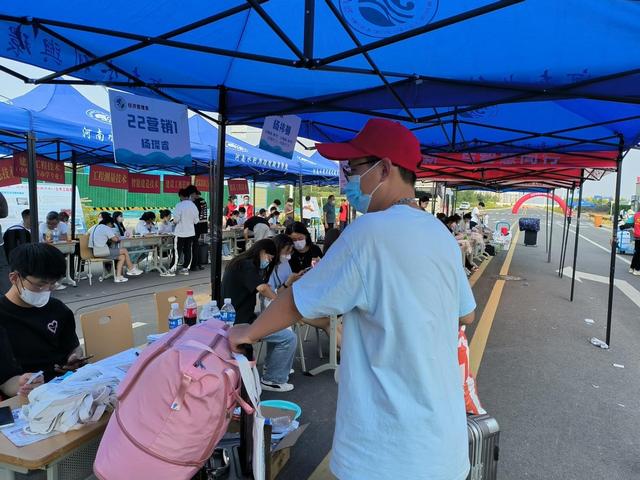 河南水利与环境职业学院，2021级河南水利与环境职业学院新生开学时间和入学指南及入学军训考试（河南水利与环境职业学院7000余名小萌新来啦）