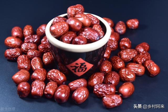 大枣和红枣有什么区别，和田大枣和红枣有什么区别（农村常见大枣的区别以及口感如何）