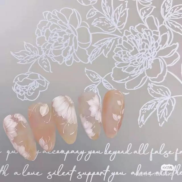 指甲油裸色和透明色有什么区别，护甲油和透明色的指甲油一样吗（显白好看，春夏必做）