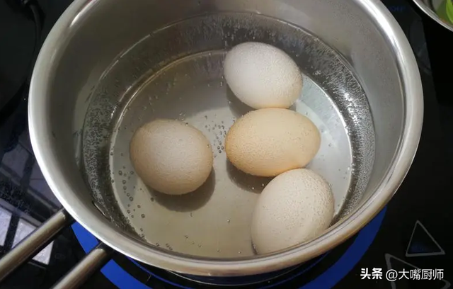 鸡蛋煮多久全熟，水煮鸡蛋煮几分钟（鲜嫩入味一碰壳就掉）