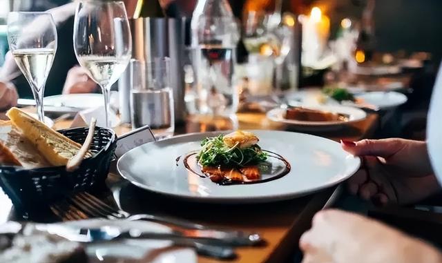 红酒礼仪—如何优雅的倒红酒，倒红酒的姿势有什么讲究（年底聚会需要知道的葡萄酒礼仪）