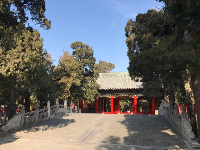 弥高是什么意思，钻之弥坚仰之弥高是什么意思（重游孔庙之—：孔庙的石坊庙门）