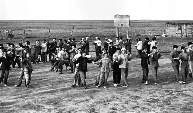 欢快的歌曲有哪些，比较欢快的歌曲有哪些（一起重温这几首难忘的青年歌曲）