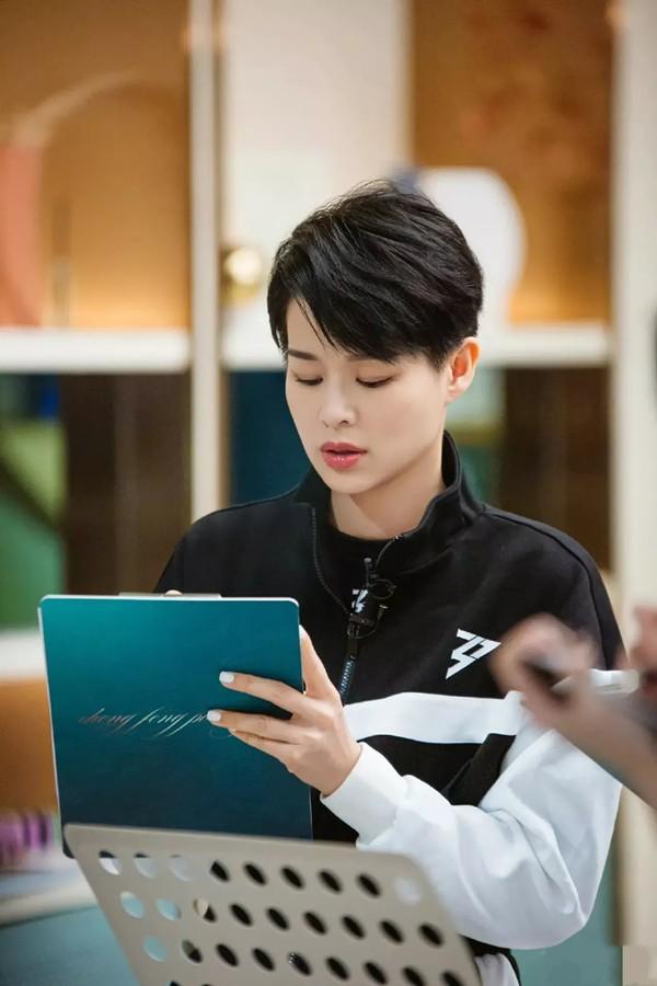 1,婚后胡杏儿越变越美!生三胎仍有少女身姿,剪短发秀瓜子脸太精致