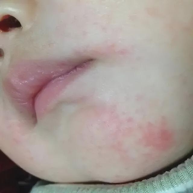 宝宝嘴巴吐唾沫，刚出生宝宝嘴巴吐唾沫（宝宝爱吐舌头和大脑发育有关）