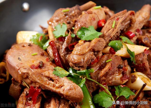 大鹅怎么炖才好吃，大鹅怎么炖好吃（铁锅“只”炖大鹅）