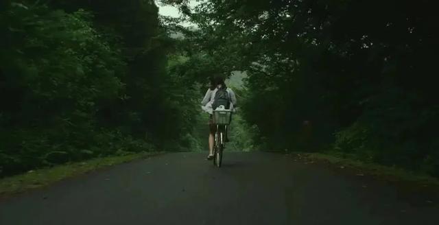 为什么很多女生不会骑自行车，女人骑自行车的好处与坏处（不会真的有人还不会骑自行车吧）