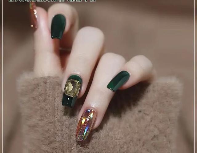 什么款式的美甲好看又显高贵，推荐几个美甲款式（秋冬千金/御姐/贵妇美甲合集来了）