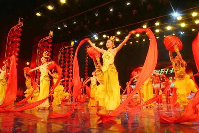 好喜欢你歌词，懂你是写给谁的歌曲（他平平无奇的表演你看腻了吗）