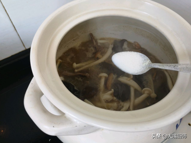 鸽子煲多久，鸽子煲汤要煲多久时间（炖鸽子汤牢记“2不”）
