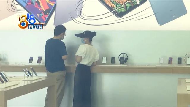 手机充电口坏了，手机充电口坏了还有什么办法充电（“苹果”用手挡镜头“待客”）