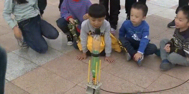 水火箭的工作原理是什么，水火箭的原理及制作方法（江苏大叔成功发明水火箭）