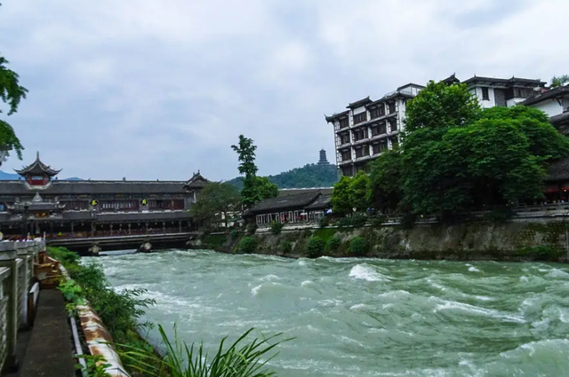 都江堰的作用，李冰主持建造都江堰的作用（都江堰被称为千年奇迹）