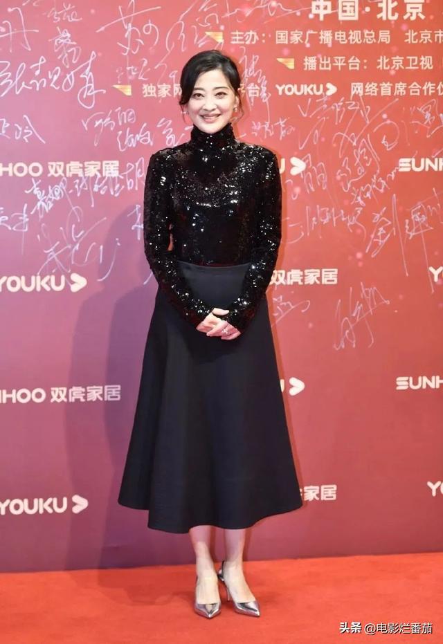 一打扮就惊艳的女生，什么人是一打扮起来就很惊艳的（热依扎黑寡妇造型揽大奖）