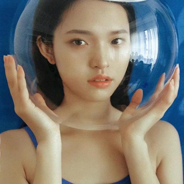 戴眼镜的女生头像，戴眼镜/女生/眼镜控微信（壁纸小馆：女生头像）