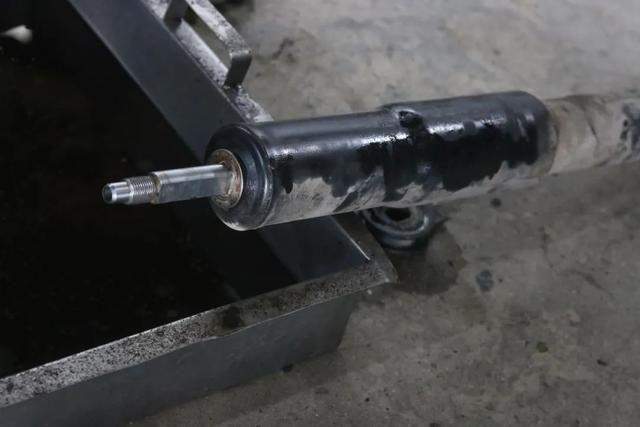 油压减震器，减震器原理图（搞来一辆“破烂不堪”的04年LC100）