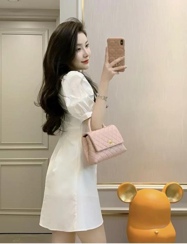 白裙子是什么意思，白裙子的意思（女人夏天穿小白裙搭配什么上衣和鞋子好看）