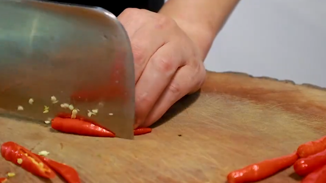 新鲜肉怎么炒好吃，炒菜的肉怎么炒好吃（生爆五花肉的家常做法）