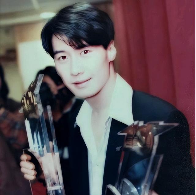 黎明女粉合照，流水的女神。盘点百搭天王黎明和美女们的合照。