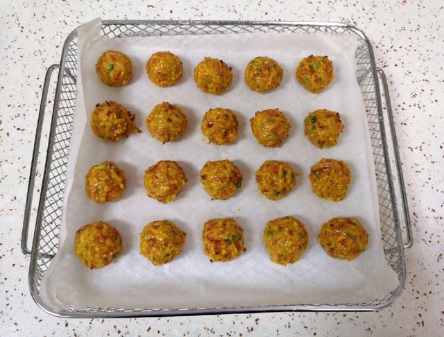 空气炸锅炸丸子，空气炸锅怎么做牛肉丸好吃（自制胡萝卜丸子）